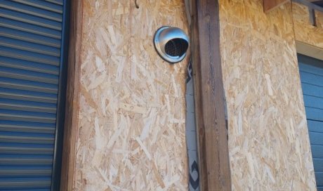 Bouche de sortie sur une maison en ossature bois